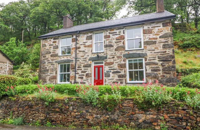 TY CAPEL BETHANIA, pet friendly, with open fire in Nant Gwynant