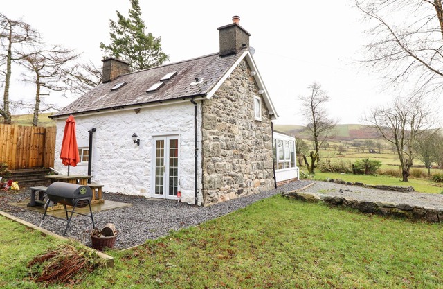 TY CIPAR, family friendly, character holiday cottage in Bala