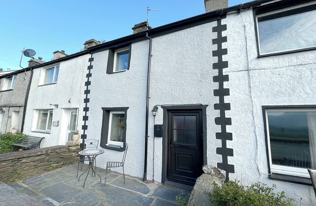 TY DYFFRYN, pet friendly, with open fire in Llan Ffestiniog