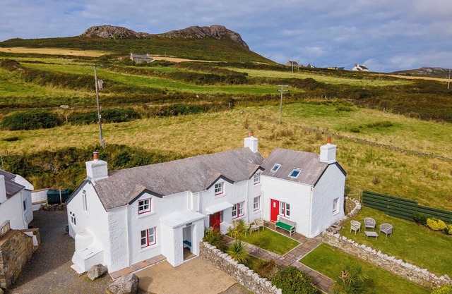 Ty Gwyn Farmhouse, Holiday Cottage Whitesands, Sleeps 9, 5 bedrooms, bathrooms