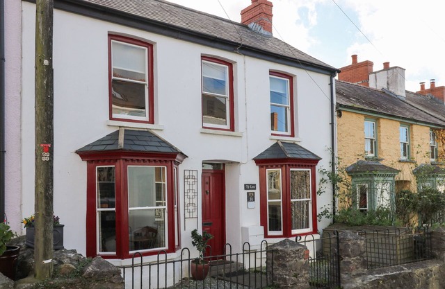 TY LEN, pet friendly, character holiday cottage in St Davids