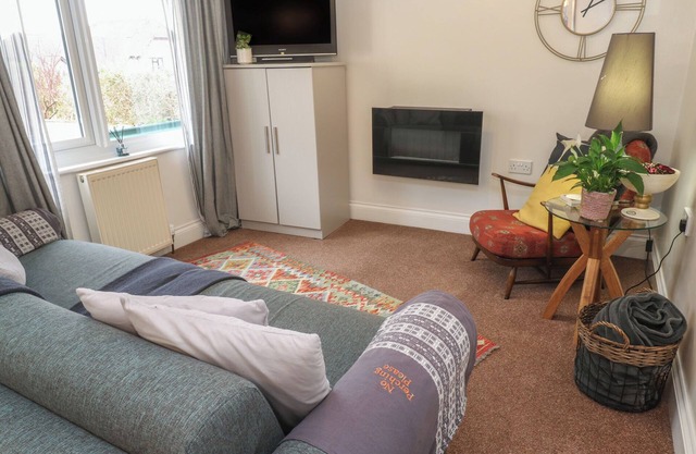 TY METHEVEN, pet friendly, with a garden in Camborne