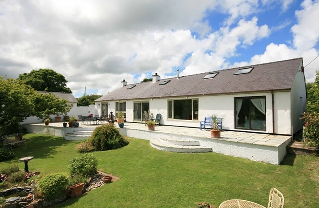 Ty'n Cae, RED WHARF BAY