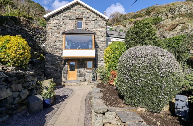 TY'N-Y-FFYNNON COTTAGE, pet friendly, with hot tub in Barmouth