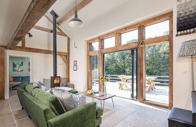 TY TYLLUAN, character holiday cottage, with open fire in Camrose