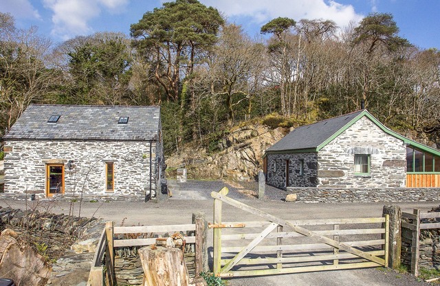 TYN LLWYN CORNEL ECO BARN, pet friendly, with open fire in Garreg
