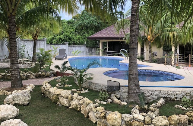 Tyner’s Place. Four private cottages with your own pool.