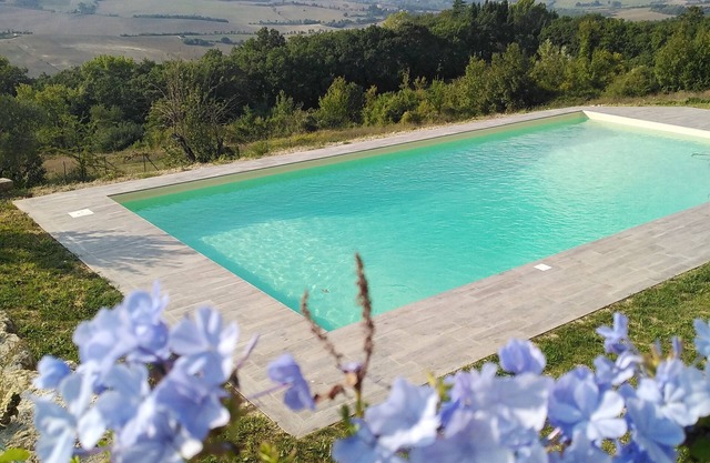 typisches Bauernhaus mit Pool in den grünen Hügeln Umbriens