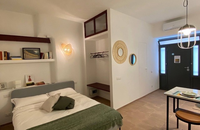 Typical Neapolitan accommodation a stone's throw from Piazza del Plebiscito