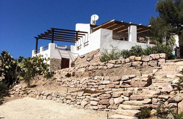 Typisches kleines Haus von San Pietro mit Blick auf die Landschaft und das Meer, ein maurischer Wachposten