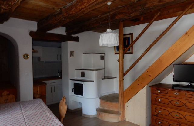 Typische suedtiroler Ferienhuette mit Garten und Terasse