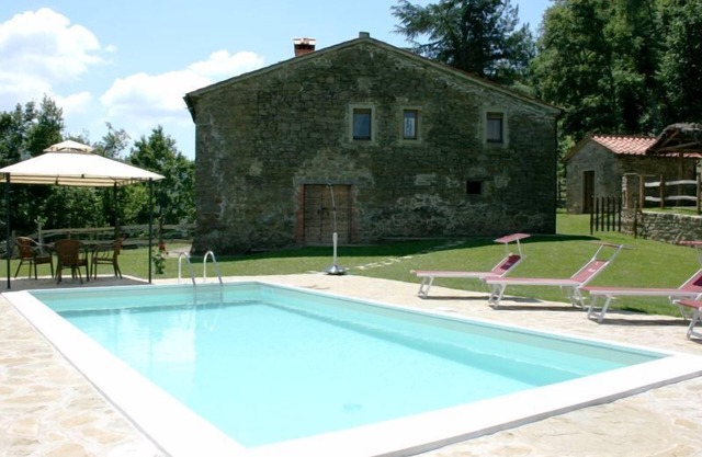Typisches Bauernhaus aus Stein mit privatem Pool und Garten in hügeliger Lage, wenige km von Arezzo