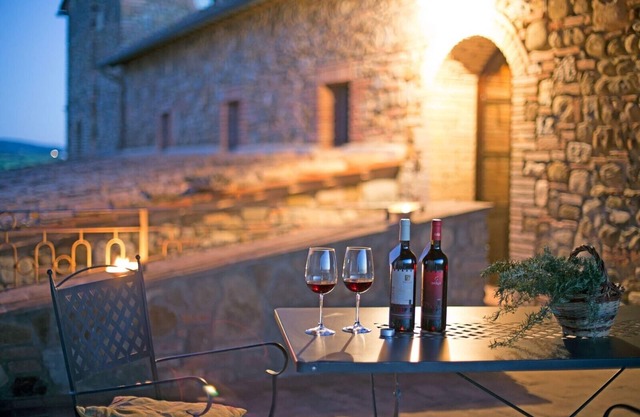 Typisches Steinhaus, das Banfi-Weinkellereien mit Pool und nah an Küste schaut