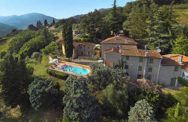 Typisch toskanisches Bauernhaus zwischen Florenz und Bologna, Schwimmbad