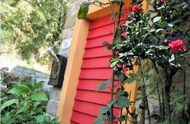 Typisches toskanisches Haus in den Hügeln, in einem kleinen mittelalterlichen Dorf
