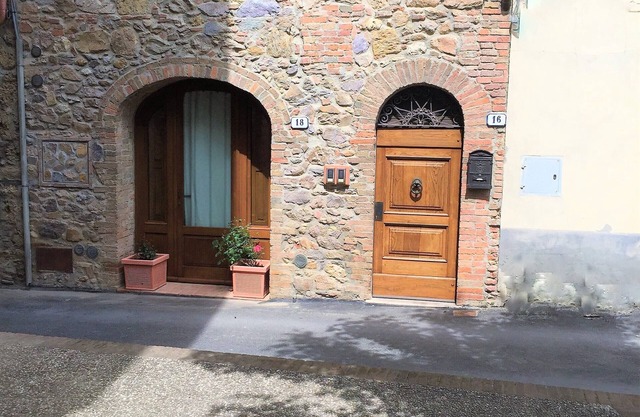 Typische toskanische Residenz in einem alten Dorf am Stadtrand von Siena