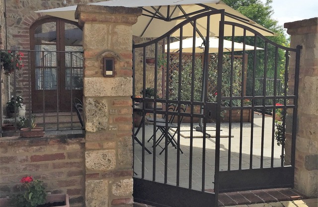 Typische toskanische Residenz in einem alten Dorf am Stadtrand von Siena