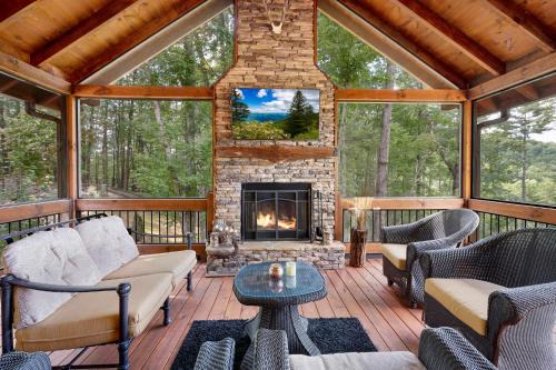 Tysons Peak - Pet Friendly Aska Adventure Cabin - Mountain Views, Hot Tub, Arcade, Bumper Pool Table, Wet Bar, Egg Style Grill,