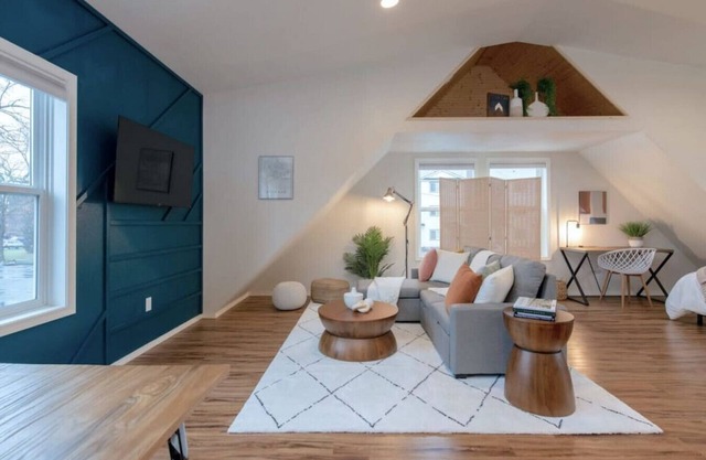 U-District Loft near GU w/ Self Check-in & Wifi!