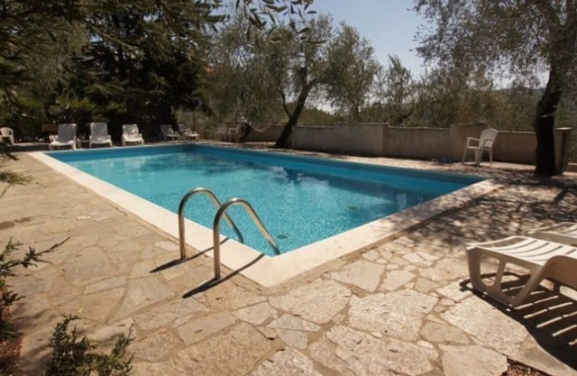 U Rundo Mimosa. Swimmingpool ab 15.Mai geöffnet Terrasse kleiner Garten Internet-Zugang.