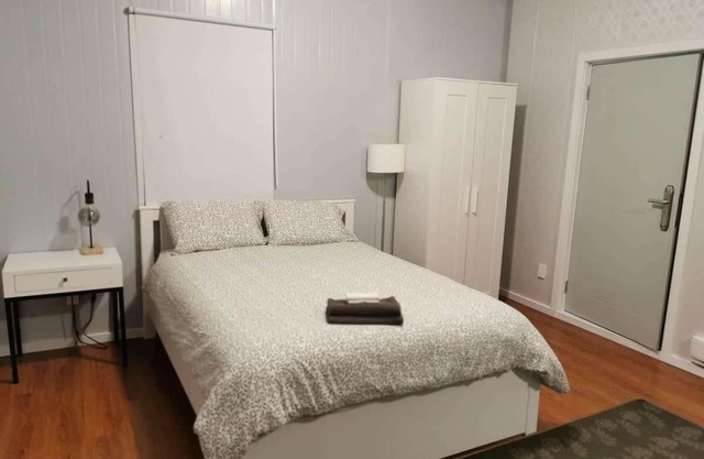 U10 Seaside Serenity: Seal Bay Glamping Retreat