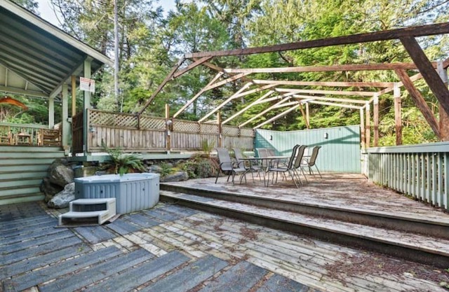 Ucluelet Cottage with Water Access