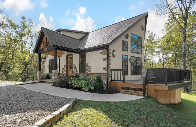 Ultimate Comfort in Rustic Hocking Hills-Hot tub, Firepit, Gameroom, Golden tee.