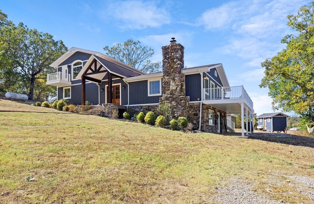 Ultimate Family Riverfront Retreat: 5-Bedroom Retreat -sleeps 15