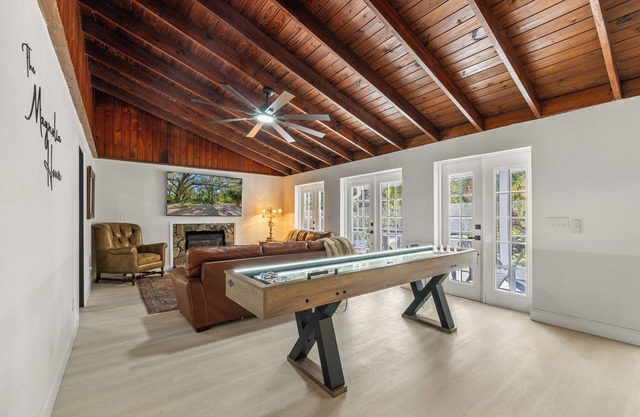 Ultimate Farmhouse Getaway: Shuffleboard, Lounge, Fire-pit & More!