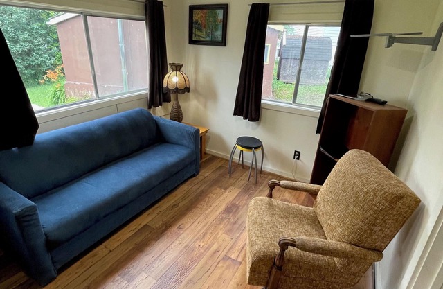 Ultimate Lake Escape: 3-Bed Family Cottage with Bunks, Sleeps 8!