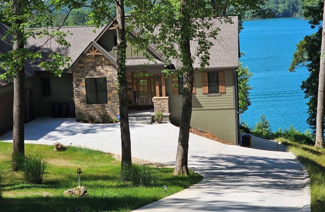 Ultimate Lakefront Retreat-Private Dock-Amazing Amenities-Year Round Water