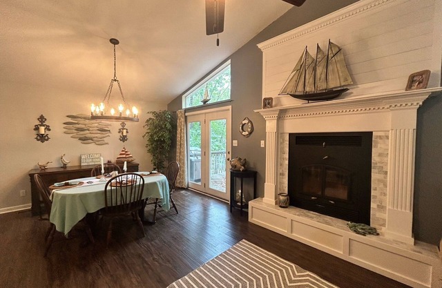 Ultimate lakeside retreat at the charming Kings Place Cottage!