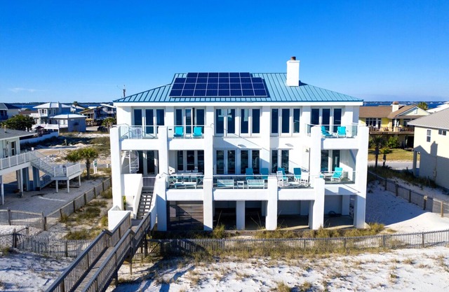 NEU AKTUALISIERTES Luxushaus am Golf in 1212 Ariola Drive!
