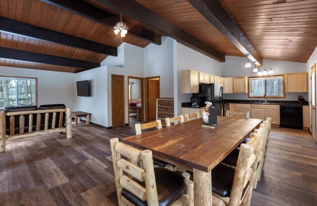 Ultimate Relaxation at Pine Mountain | Indoor Pool | Ski-in/Ski-out & Golfing