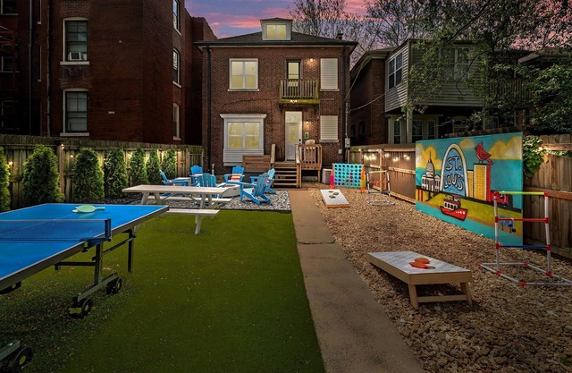 Ultimate St. Louis Retreat - ArcadeRoom - PingPong