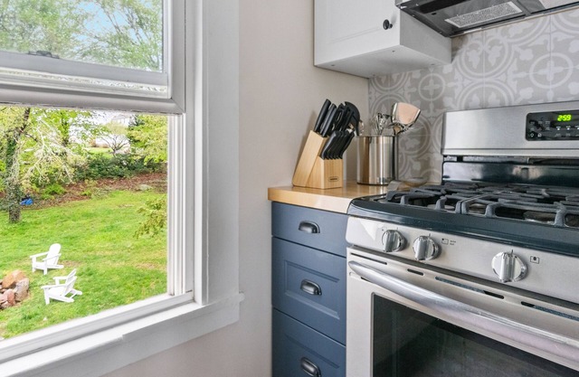 Ultimate Summer Escape w/outdoor shower, fire pit minutes to beach