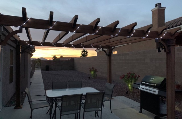 Ultimate Sunridge Estates Large Family Getaway! 6 Minutes to Lake Mohave!