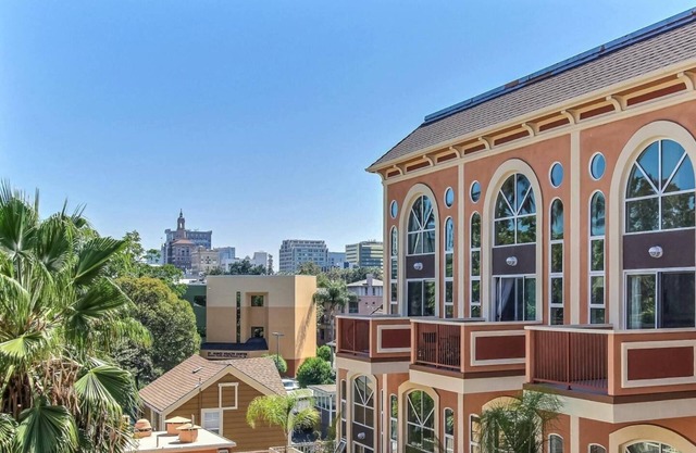 Luxus Executive Condo mit Dachboden!