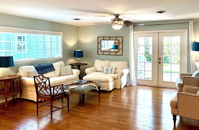 Ultra Clean, Light and Airy Coastal House with garage ~5 block walk to beach ~