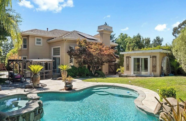 Ultra-Luxurious 4BR 3BA bungalow with Pool, Jacuzzi, AC, Wifi in Walnut Creek