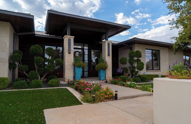 Ultra Luxury, Pool, Basement, Garage, Hot Tub, in Luxurious Lubbock Neighborhood