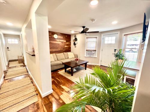 Ultra Modern - Entire 3 Bedroom Apartment - 5 min walk to the Beach