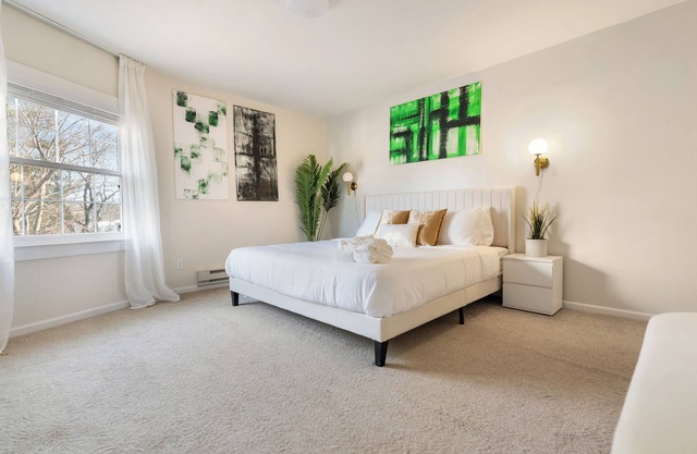 Ultra-Modern Luxe - Sleek & Stunning Stay!