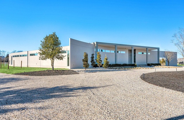 Ultra Modern North Fork Estate Walking Distance to Vineyards and Beach!