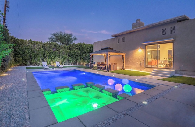 Ultra-modern desert home w/private pool & spa.12 mins to downtown Palm Springs!