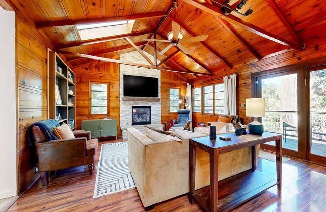 Ultra-private riverfront retreat with private hot tub & multi-tiered deck