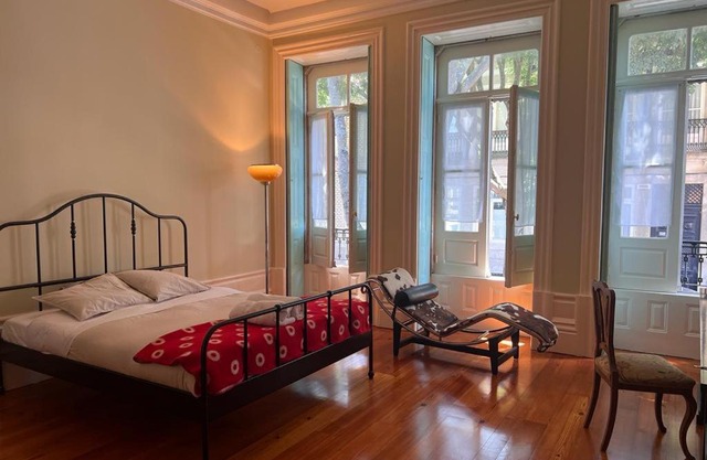Uma casa feliz com jardim à beira-mar