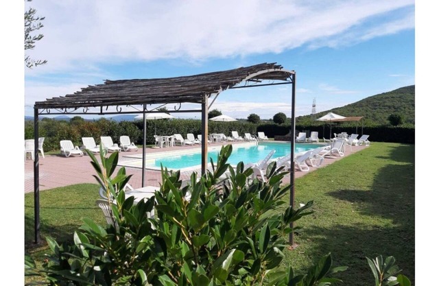 UMBRIA - BEAUTIFUL FARMHOUSE IMMERSED IN THE HILLS