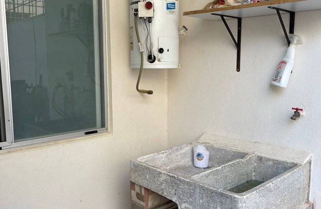 Una casa en Vallarta con jardines alrededor y una alberca fuera del fracc
