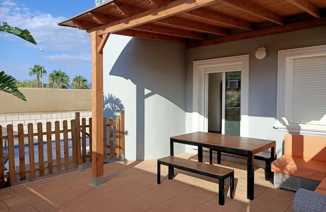 Una casita con piscina privada